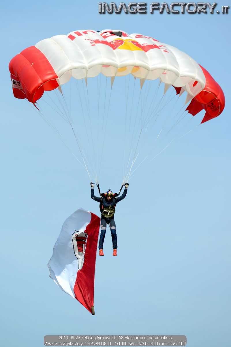 2013-06-29 Zeltweg Airpower 0458 Flag jump of parachutists